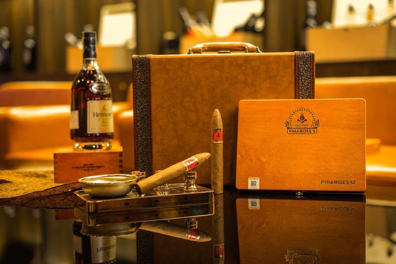 Cigar PYRAMIDES 52 (Hộp gỗ vàng 10 điếu)